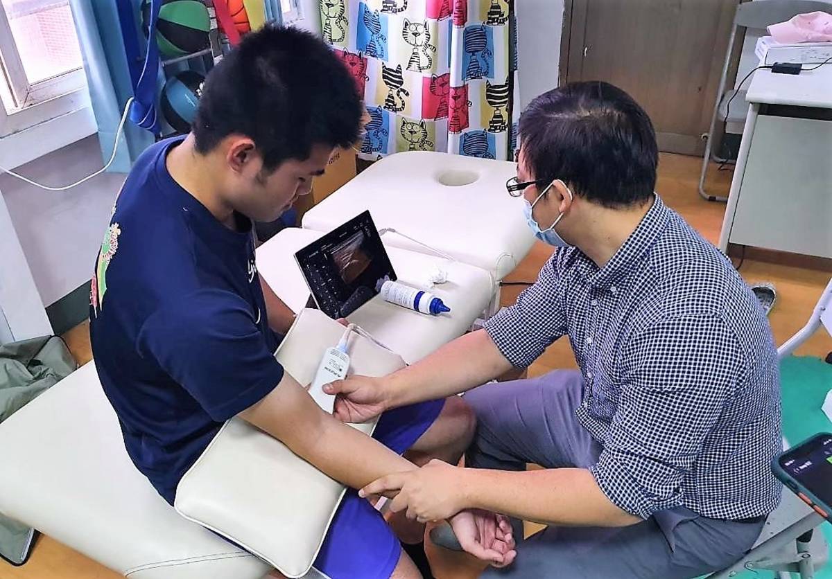 輕便簡易攜帶的超音波儀器讓運動防護可以做得更完善(圖片來源：陳冠霖醫師提供)