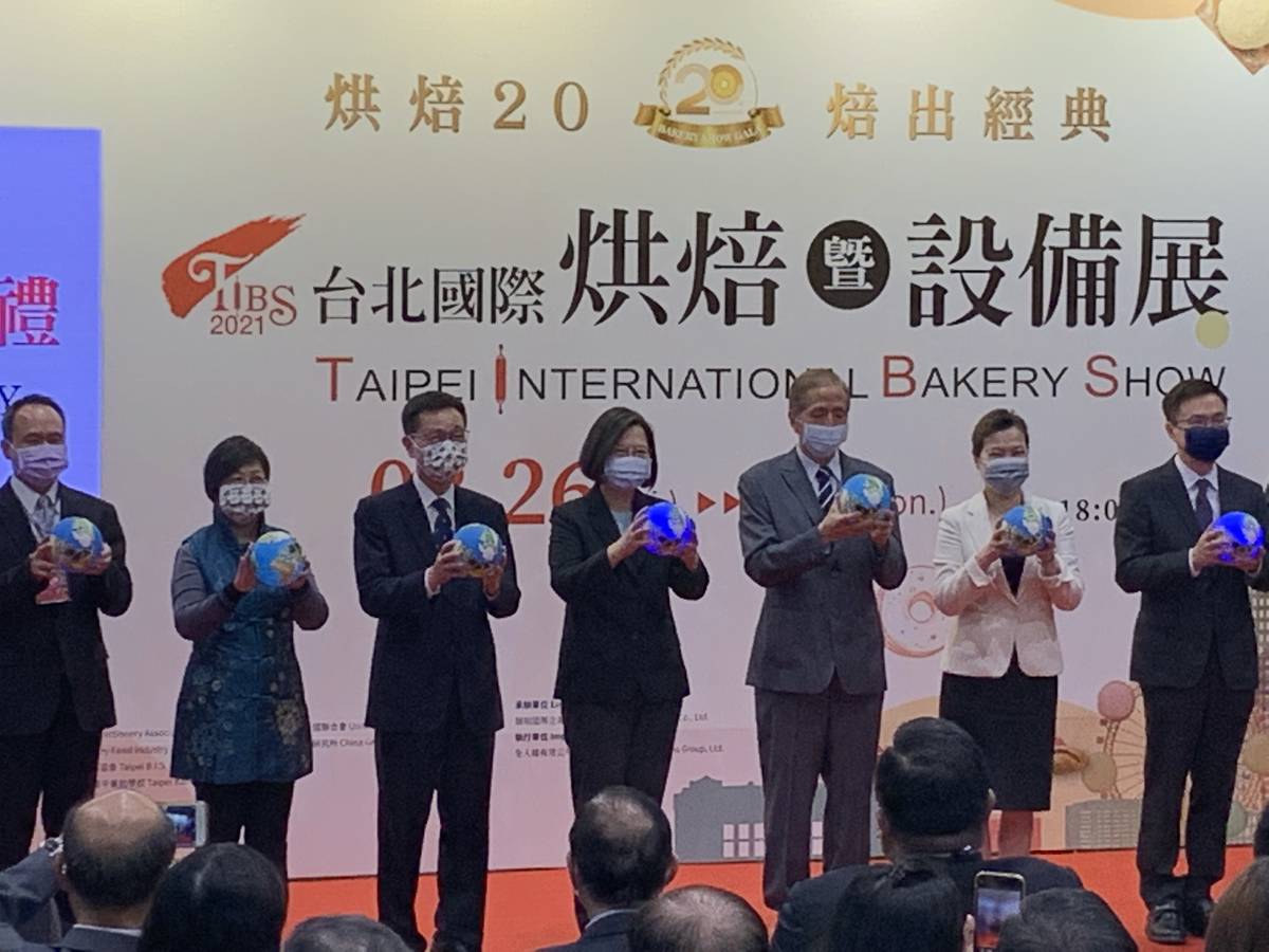 總統蔡英文(中)、經濟部長王美花(右2)等來賓共同出席臺北國際烘培暨設備展開幕典禮