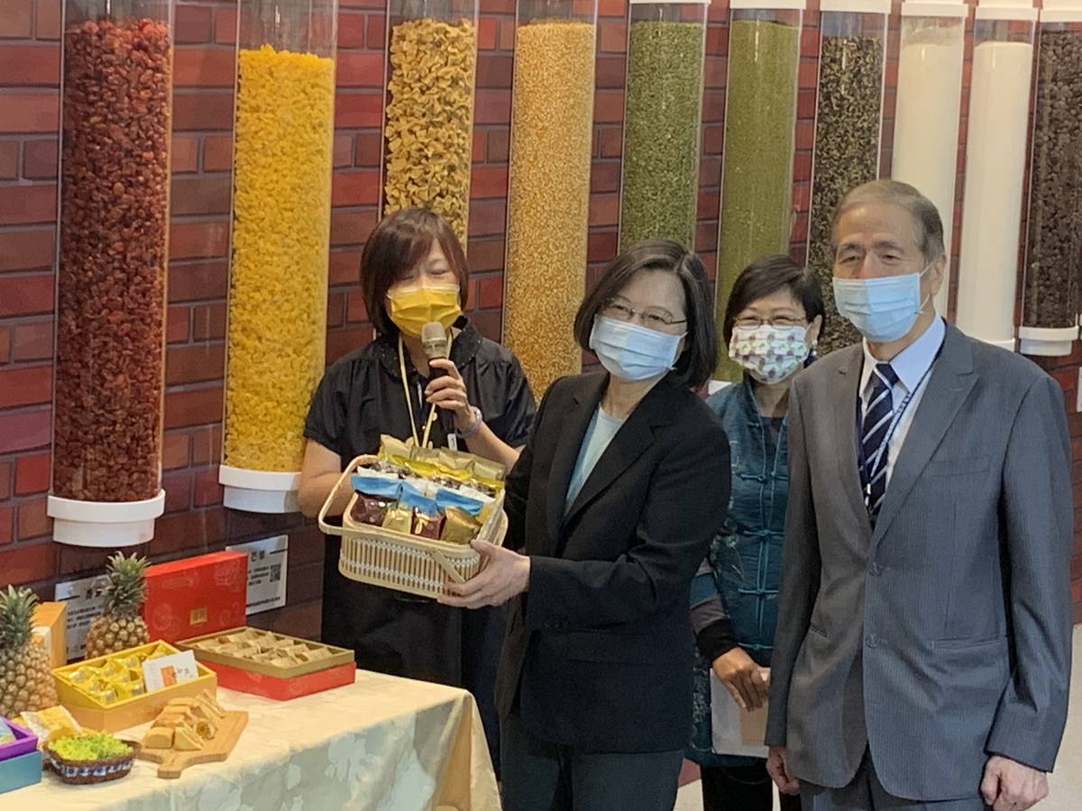 總統蔡英文與臺灣名產鳳梨酥合影