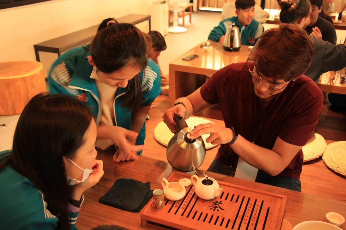 邀請巴拉圭學生體驗學校的特色課程－茶風創藝中的「茶顏觀色」，以文人茶泡法品嘗春茶