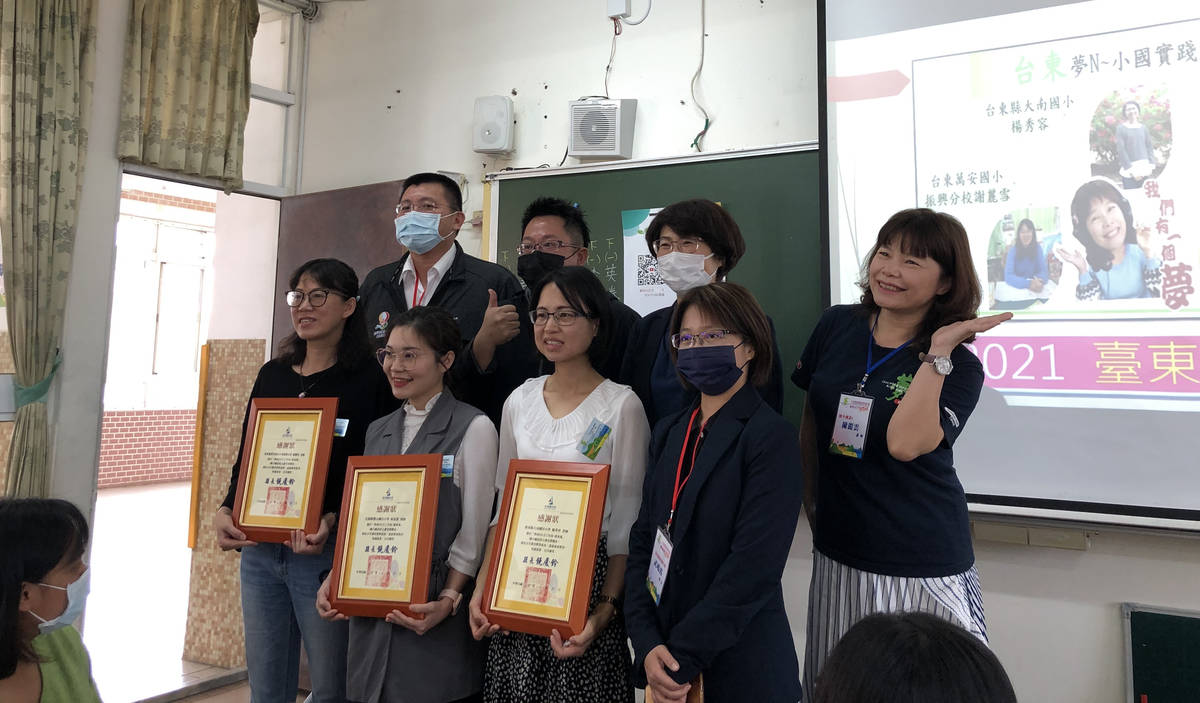 臺東縣長饒慶鈴、教育部國前署國中小教育組武曉霞組長、教育處長林政宏及王政忠老師等人，與夢想實踐家合影。