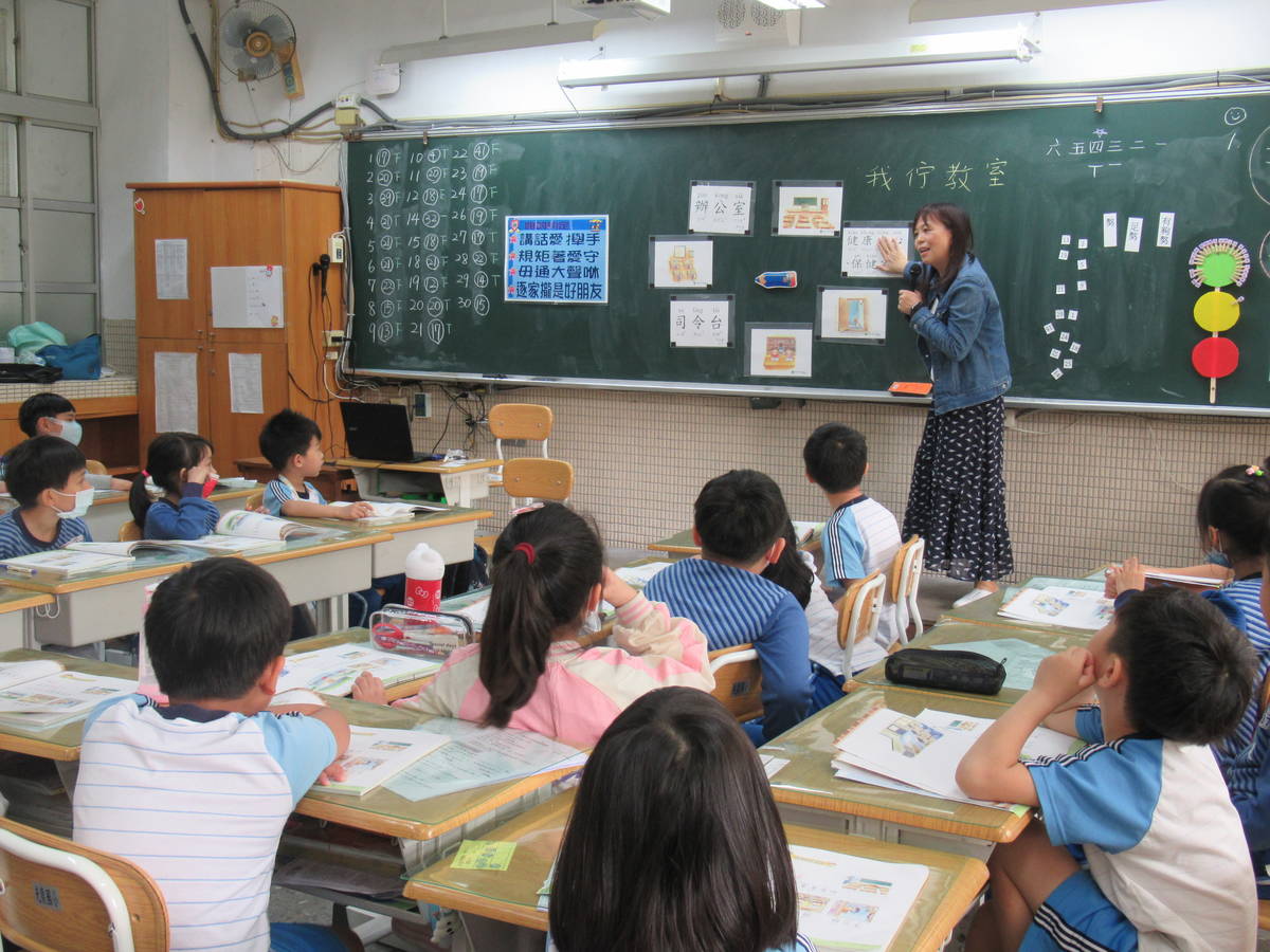 陳雅菁老師從生活時事著手，開發遊戲化、情境化的教學模式，讓孩子們對閩南語不再感到陌生。