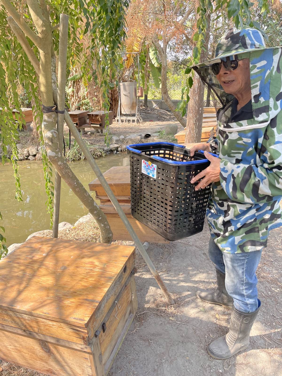 全套配備  說是要在小蜜蜂家門口搶劫