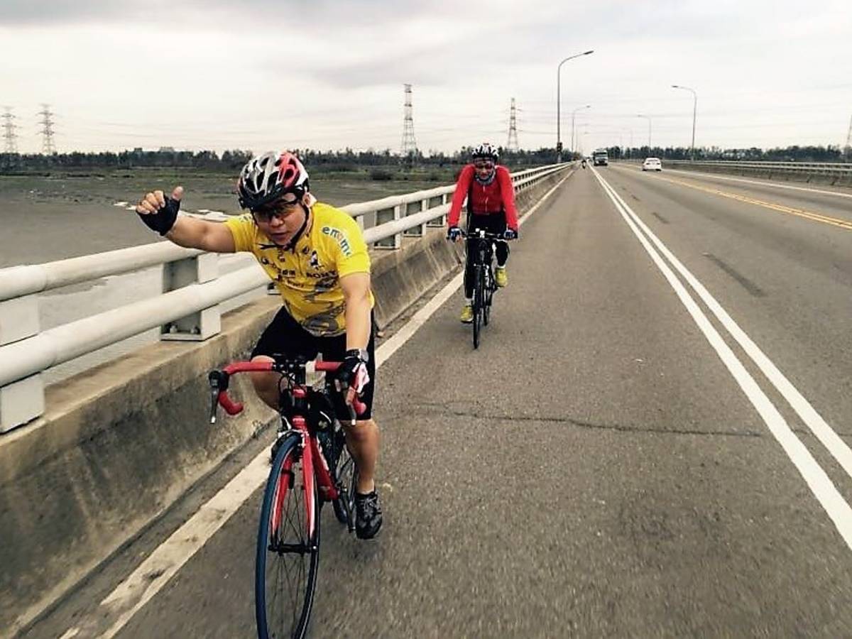 李敏祥(前)很享受騎單車所帶來的愉悅感受(圖片來源：李敏祥臉書)