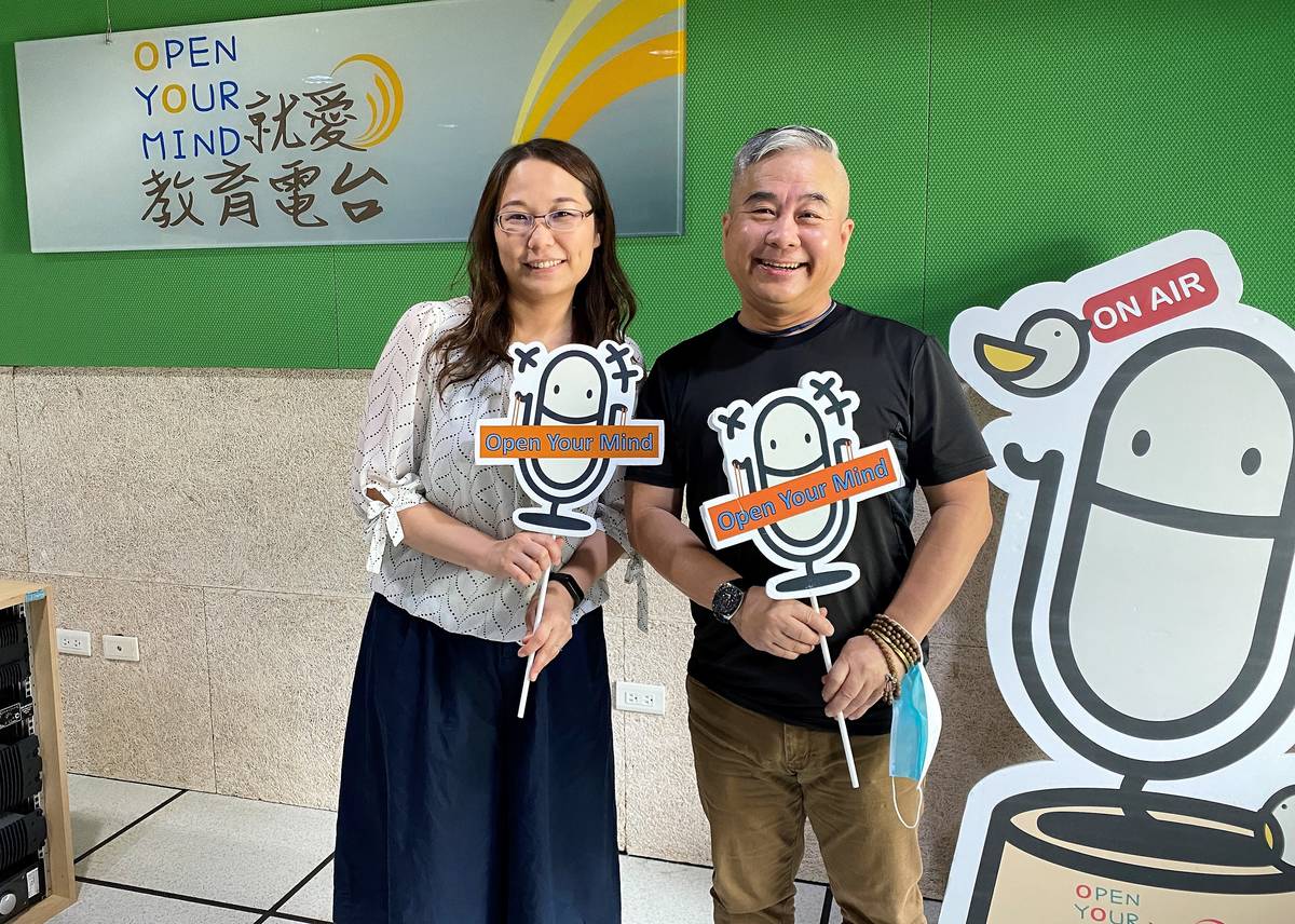 「單車旅人」咖啡館店小二李敏祥(右)分享他的單車旅行故事