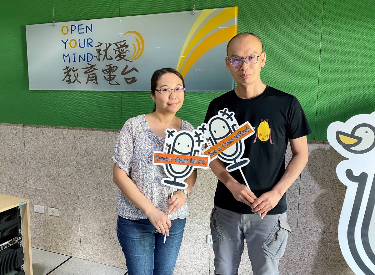 黃金蝙蝠生態館館長張恒嘉(右)被稱為「台灣蝙蝠俠」