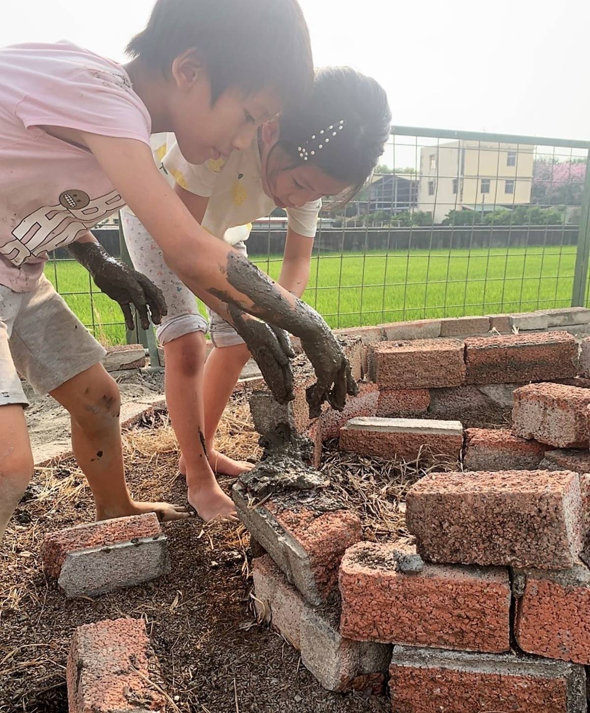 基石華德福學校的學生上建築課要親手用紅磚搭建(圖片來源：基石華德福學校提供)