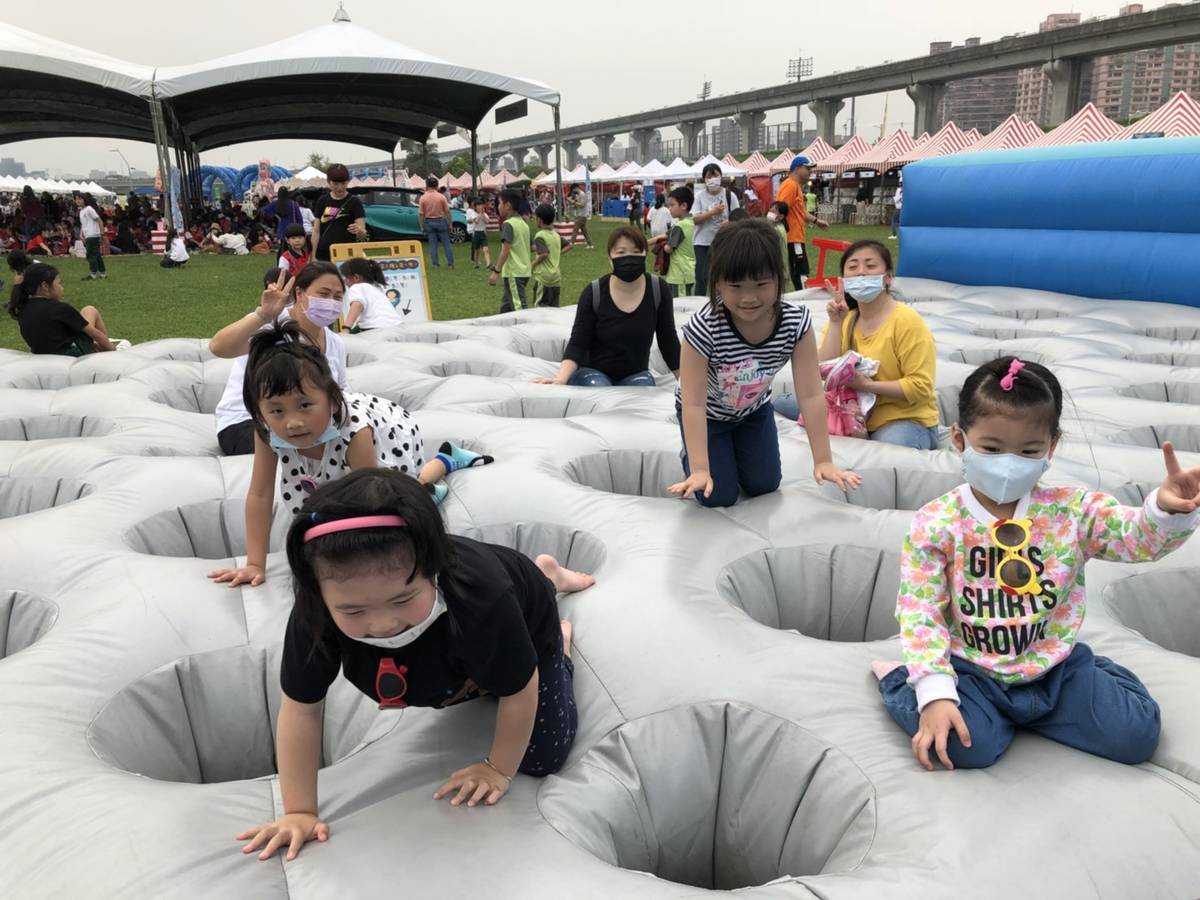 親子一起玩大型氣墊遊戲，大人小孩都很開心(金山國小附幼)。