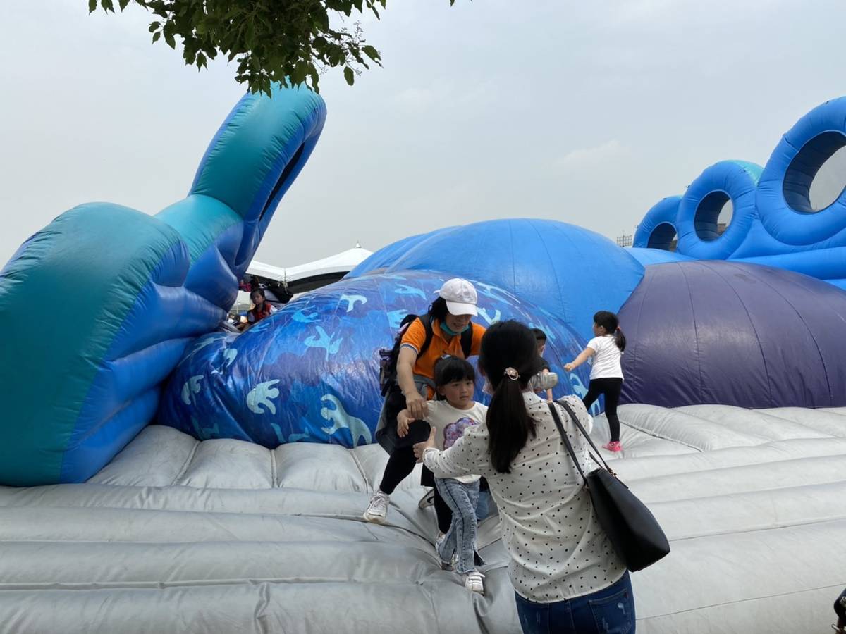 市立萬里幼兒園的家長陪著孩子路跑軟墊。
