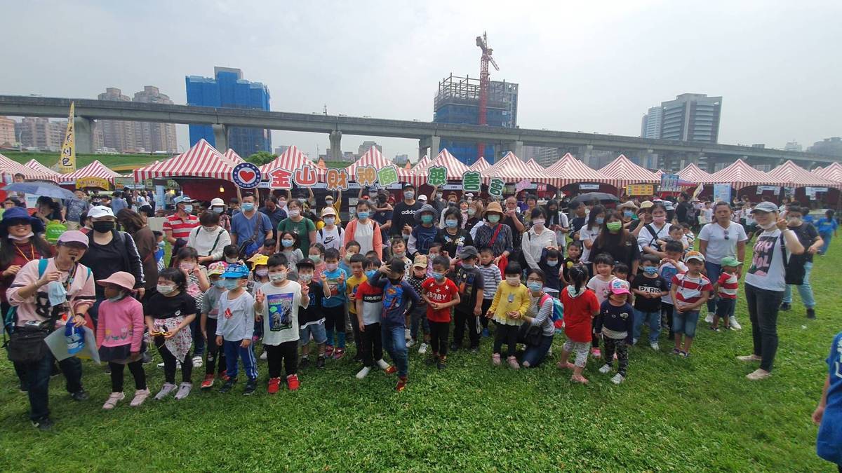 金山國小附幼親師生大合照。