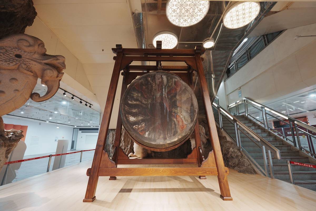 展示的百年佛鼓推測是龍山寺第3次改建時所建造，用於「暮鼓晨鐘」及「擊鼓鳴鐘賀新正」