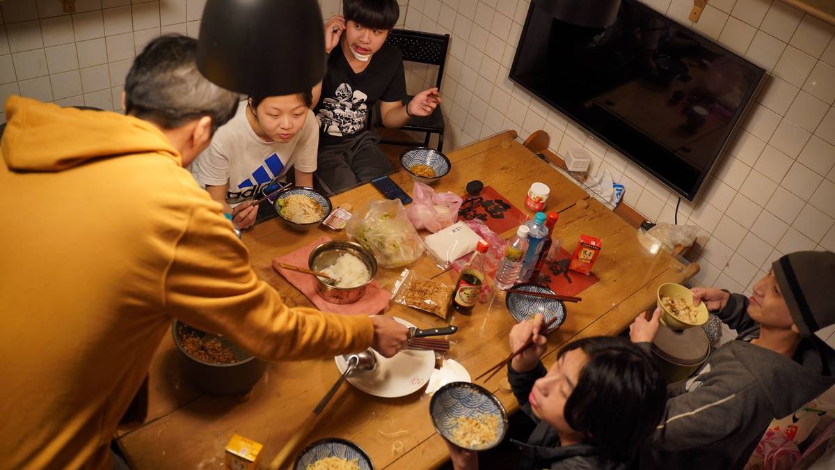 逆風聯隊辦理深夜食堂，讓青少年享用麵食的同時找到生活的價值及心靈歸宿 