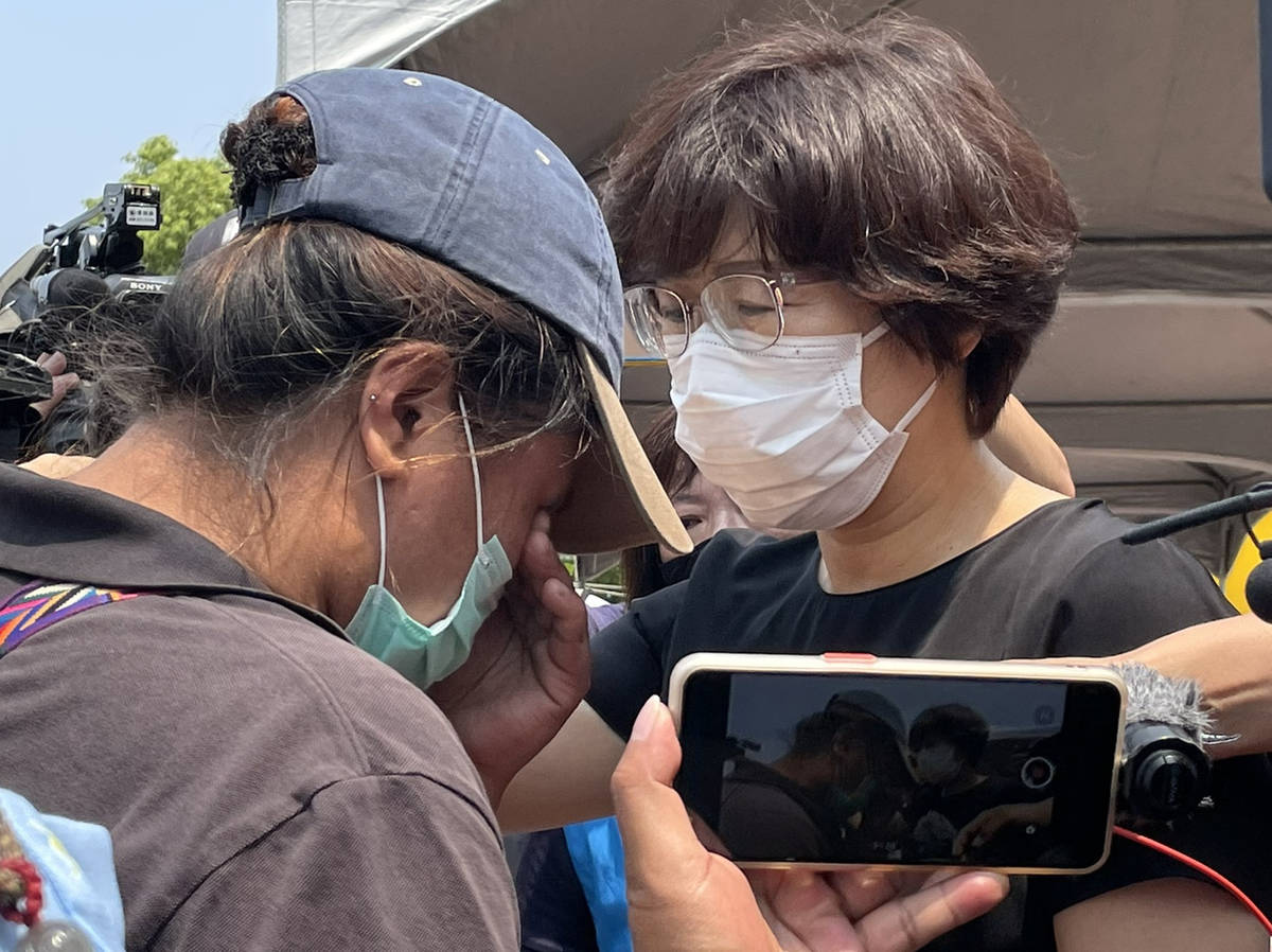 臺東縣長饒慶鈴前往市立殘儀館慰問長濱鄉李姓罹難者的妻子。