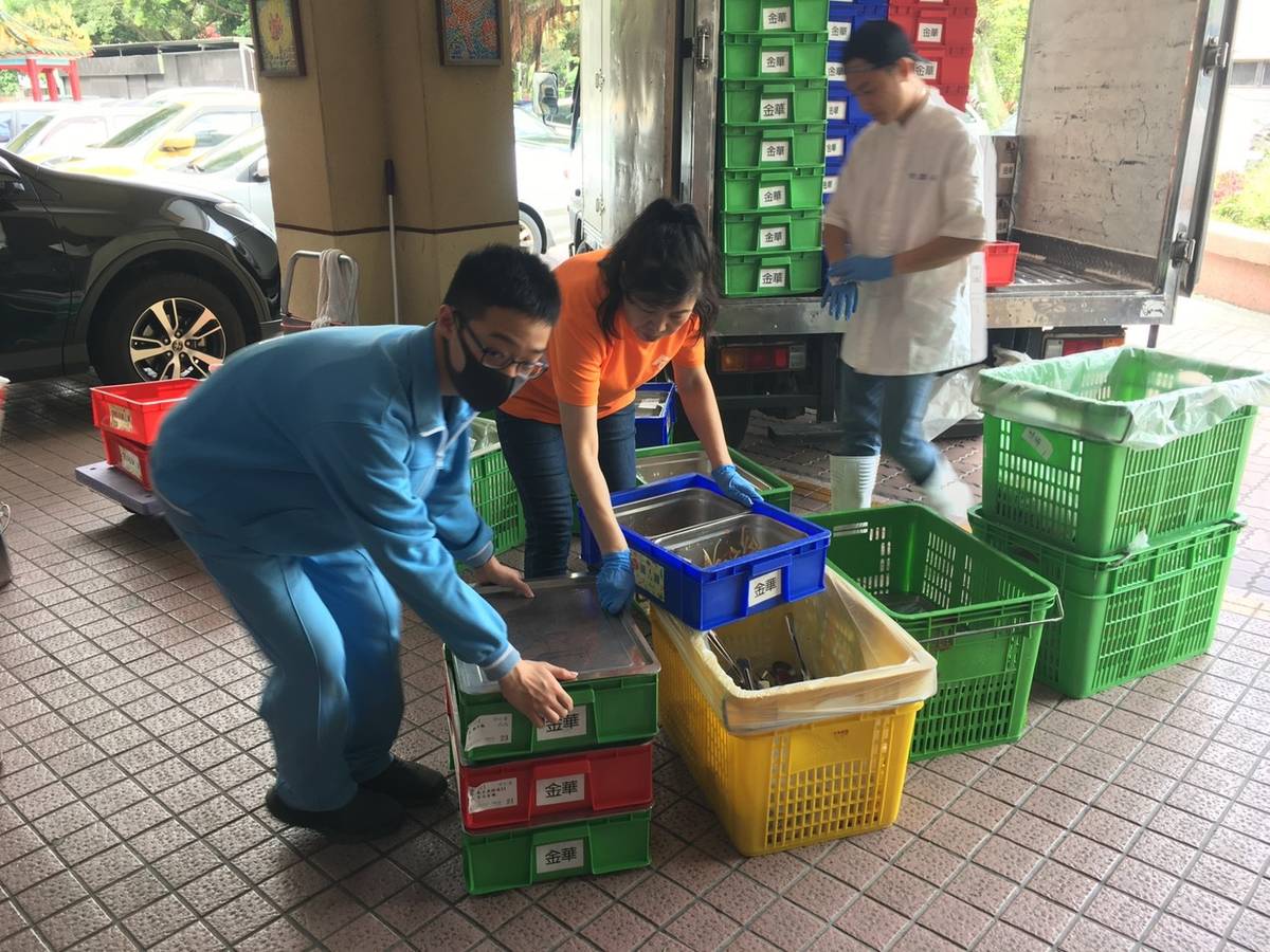 金華國中學生整理餐食廚餘