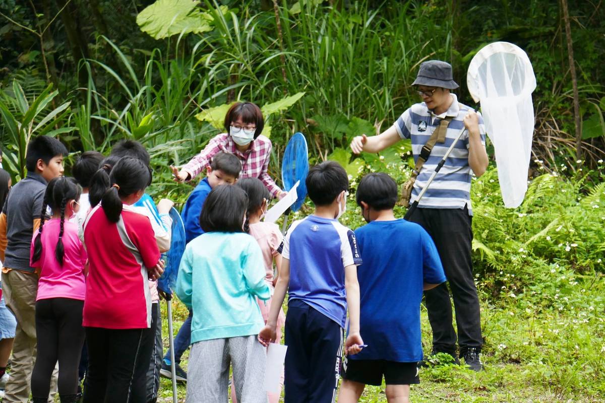 老師說明在戶外觀察昆蟲時所使用的工具