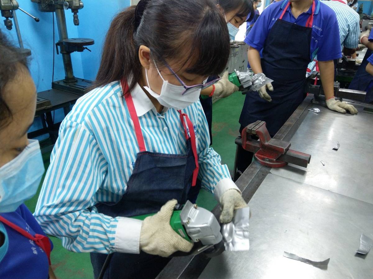 三重商工板金課程。