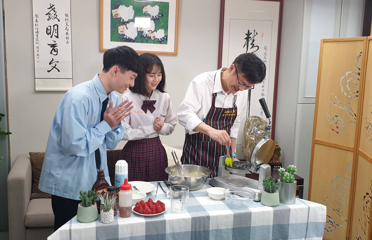 訪談以輕鬆、幽默有趣的互動方式進行，局長親手烘烤鬆餅接待到訪學生，展現零距離的親切感。
