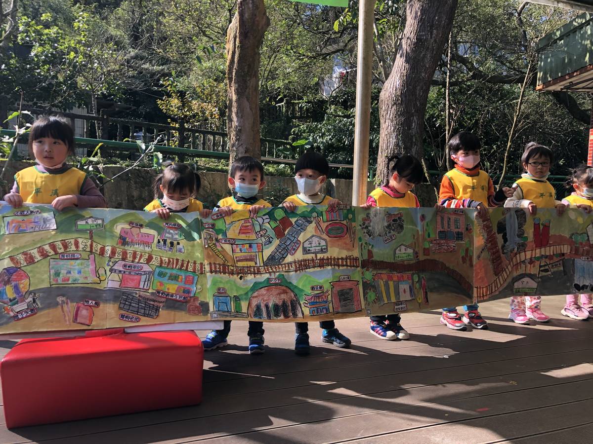 幼生們將主題課程學習共同辛苦完成的旅遊大書，發表給社區的叔叔阿姨一起欣賞。