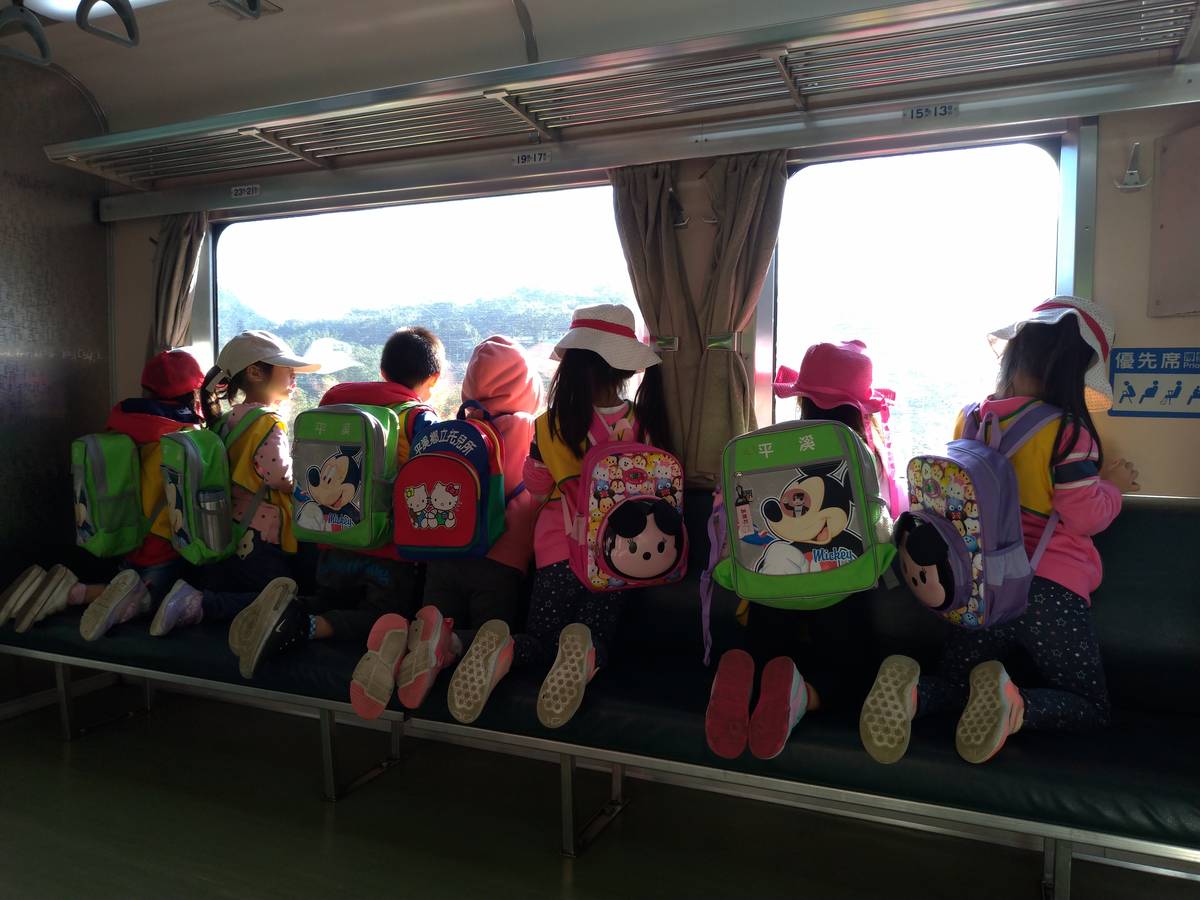 幼生們搭上火車，探索菁桐、平溪站、嶺腳、望古、十分、大華、三貂嶺等車站秘密。