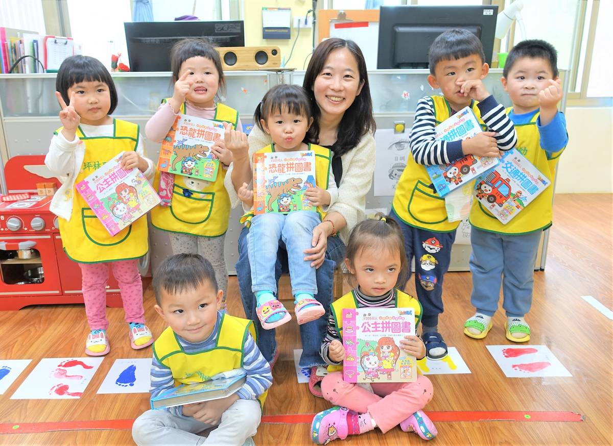 今年兒童節，坪林國小附幼幼生決定帶自己的玩具來學校與同學一起玩。