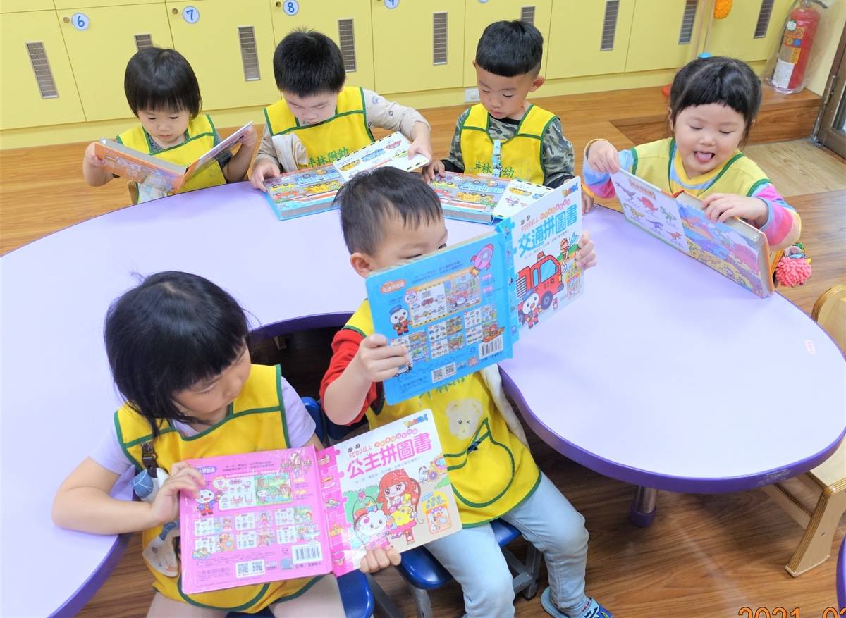 今年坪林國小附幼也讓小朋友們依據自己的喜好與能力選擇「認知雙語拼圖遊戲」或「益智雙語拼圖遊戲」作為兒童節禮物。