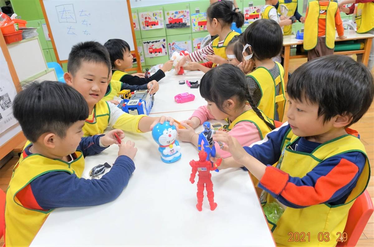 小朋友們帶自己喜歡的玩具來幼兒園與同學分享，大家輪流介紹玩法，分享彼此的玩具，一起遊戲同樂。