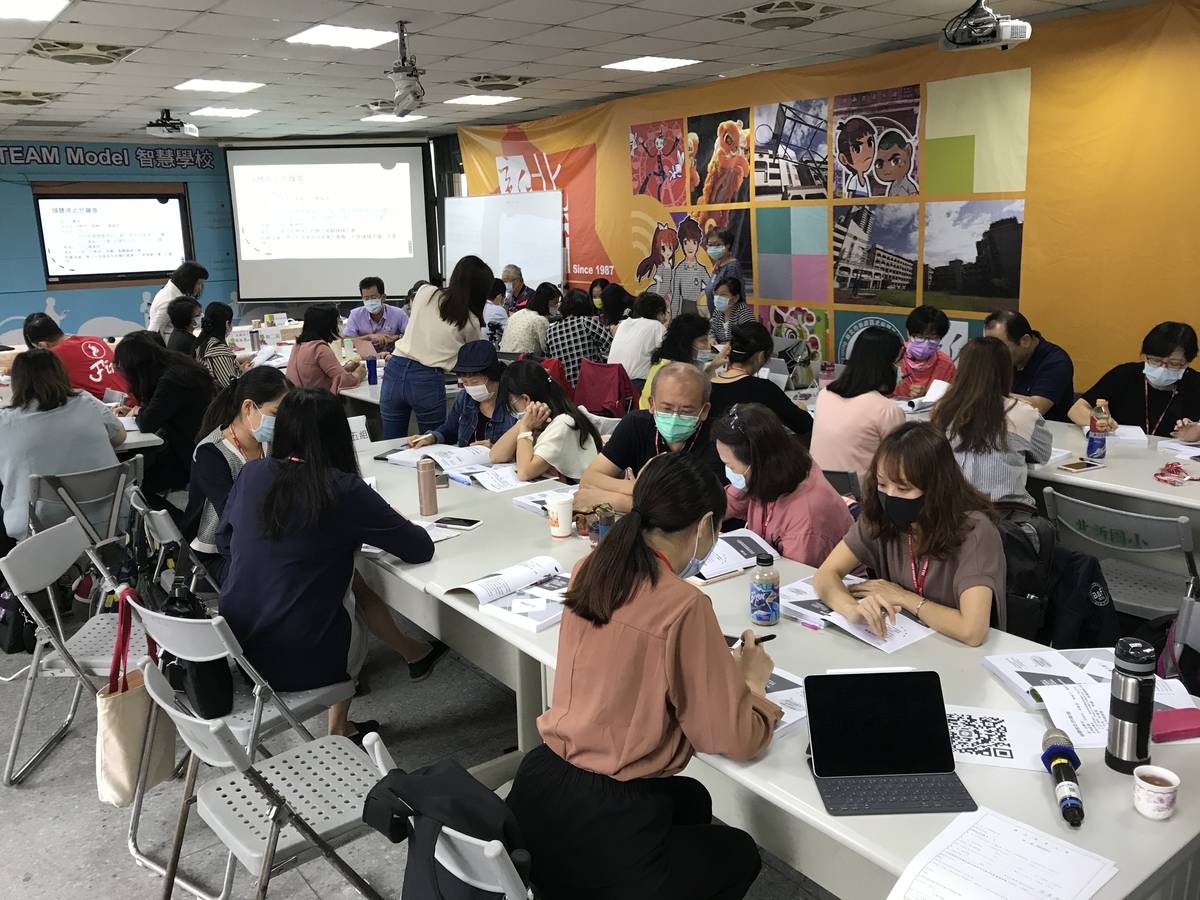 109學年度新北工作坊參與學員交流討論。