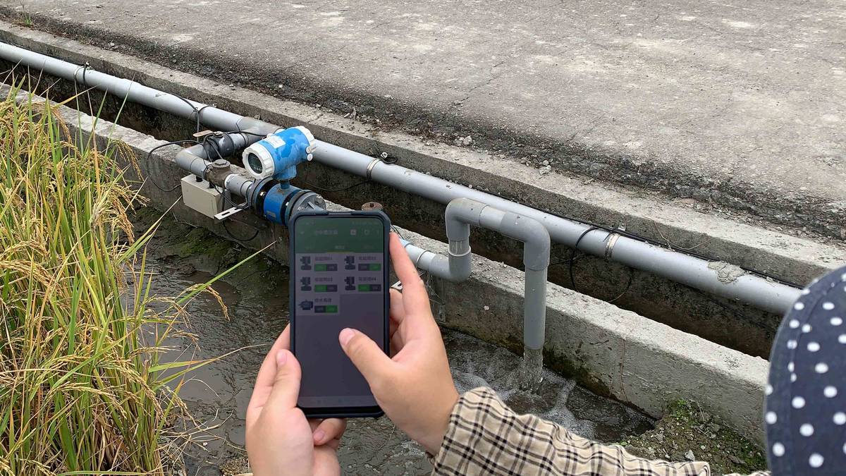 台中農改場與廠商共同研發智慧水閥系統可利用手機APP監看水位並進行遠端灌溉管理(圖片來源：台中農改場提供)