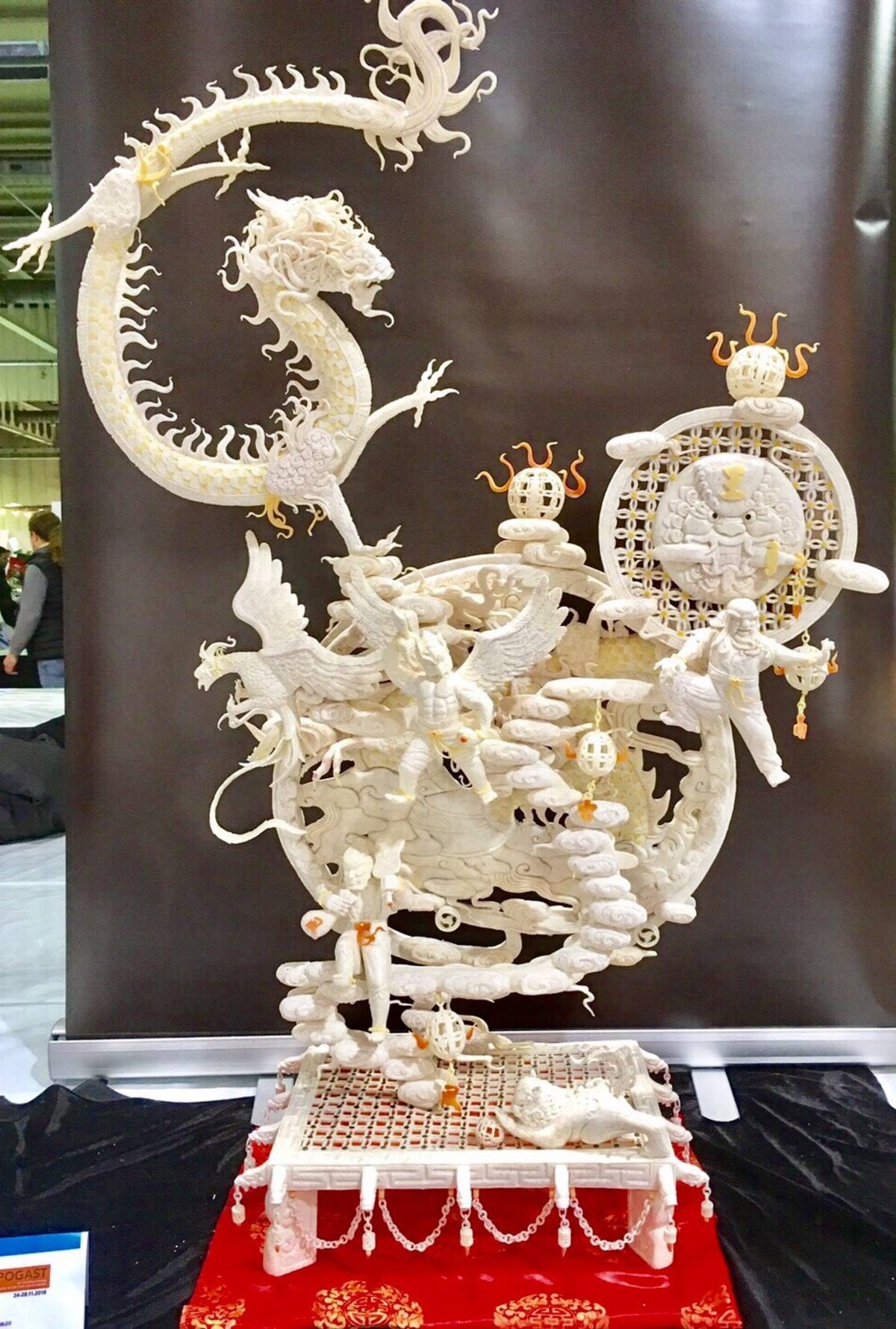 楊竣傑以芋頭作為大型果雕的基礎材料並以紅蘿蔔搭配色彩(圖片來源：楊竣傑提供)