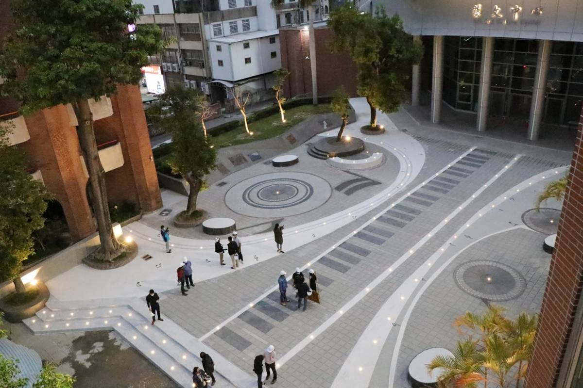 臺東縣府爭取花東基金辦理藝文中心廣場改造工程，包括新增設表演小舞臺、街舞練習區、夜間照明設計等，打造縣民的藝文客廳。