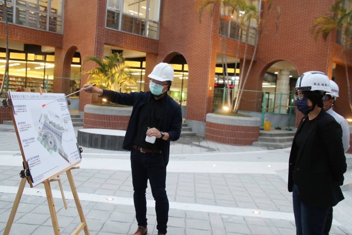 臺東縣長饒慶鈴視察文化處前廣場改造工程。