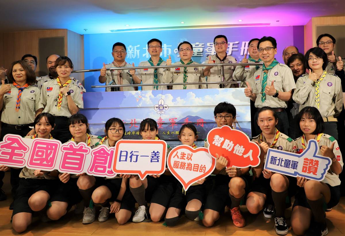 張明文局長、重慶國中童軍團學生、編輯群及與會來賓合影。
