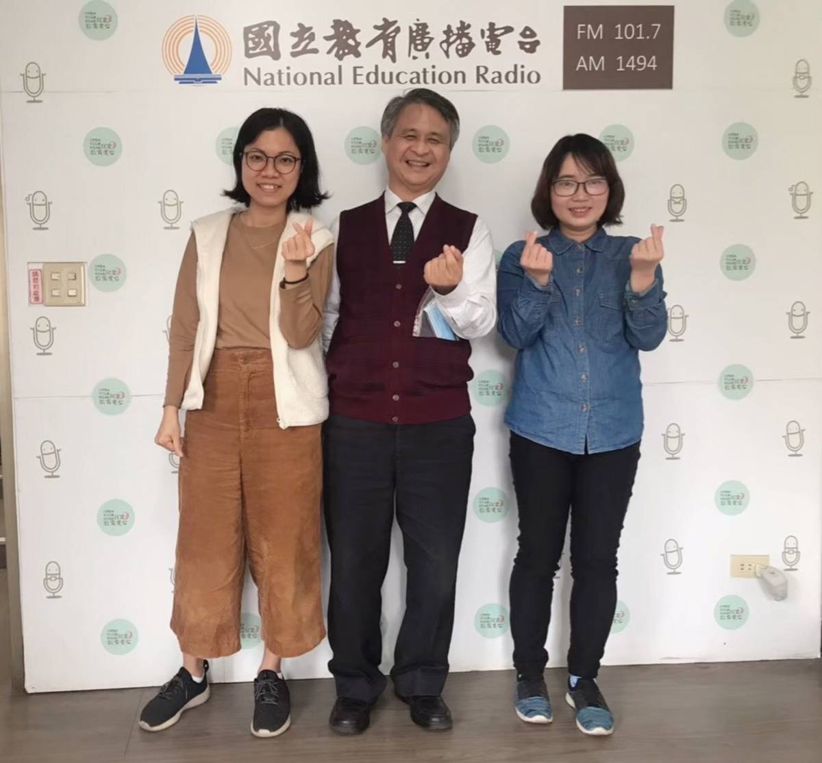 由左至右為主持人沛英 、來賓黃崇城、主持人梅英。