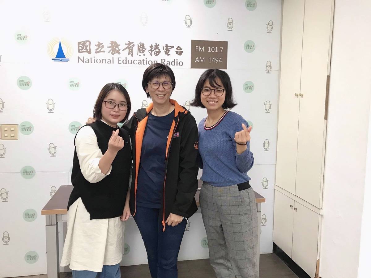 由左至右為主持人梅英、來賓王湘妤、主持人沛英