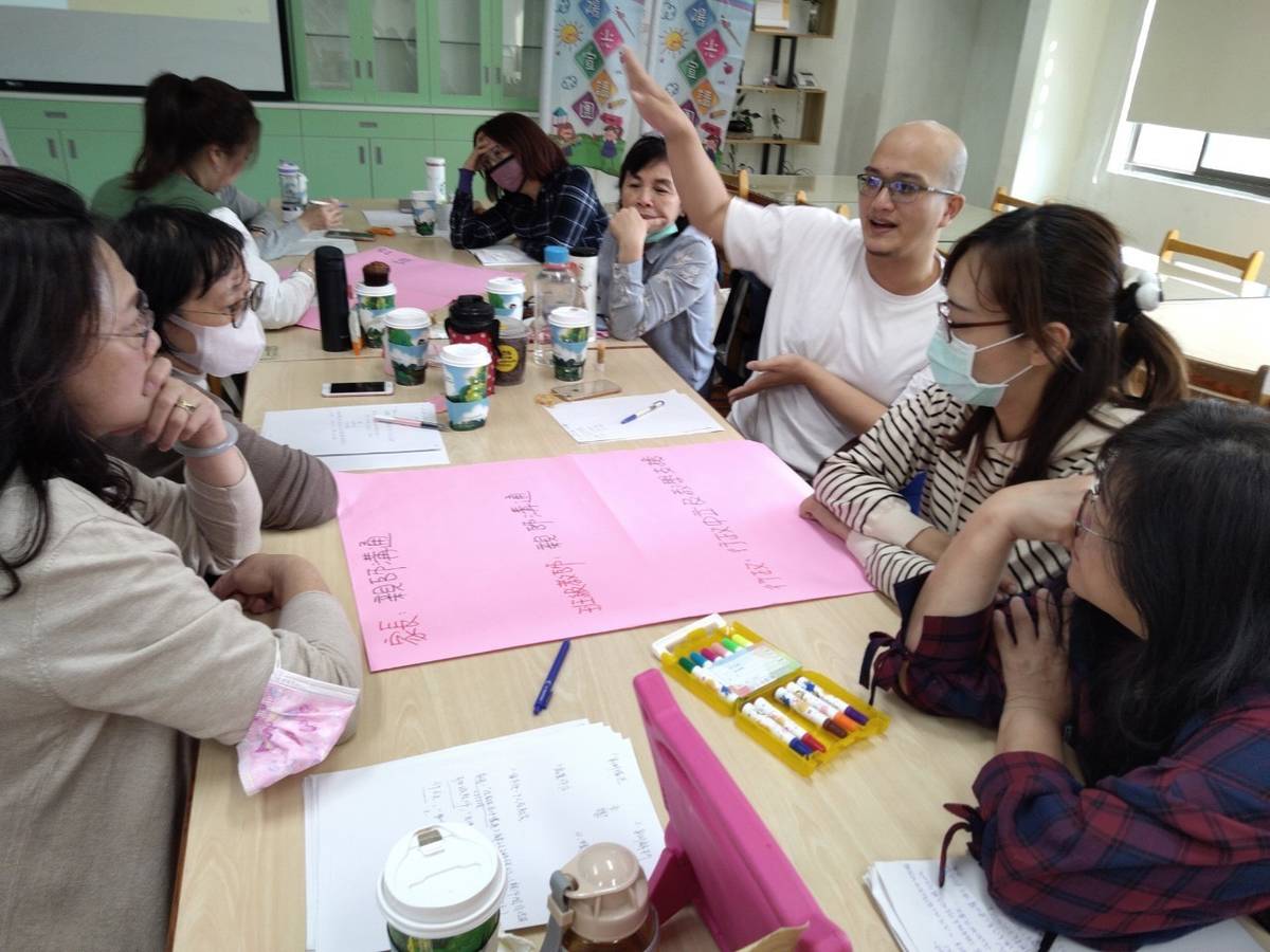 新北市為推動幼兒園正向管教，特成立陽光宣講團，109年培育20位公私立幼兒園長主任成為宣講團講師。