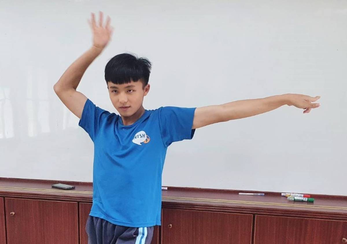 跳著最喜歡的Waacking 舞蹈，巫宗諺魅力爆棚，從肢體到神情都散發優雅氣質與自信。