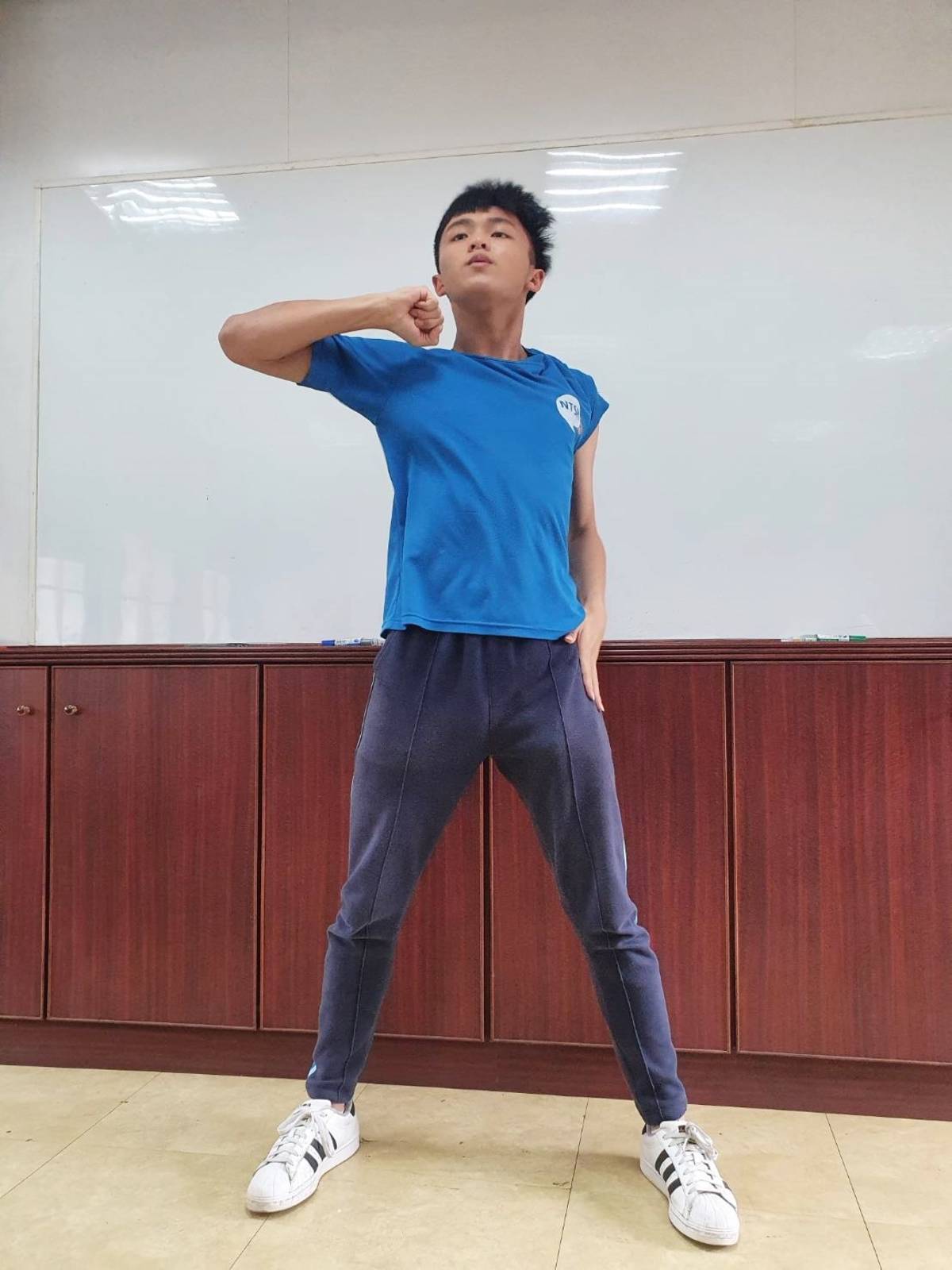 跳著最喜歡的Waacking 舞蹈，巫宗諺魅力爆棚，從肢體到神情都散發優雅氣質與自信。