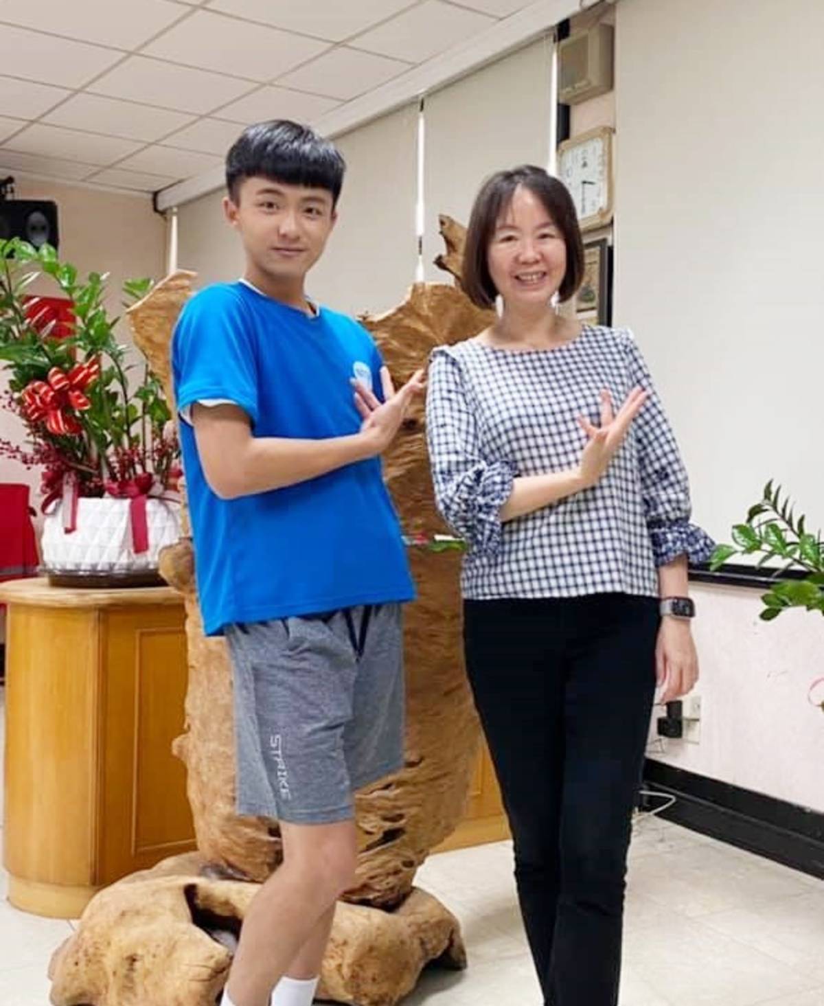 臺東高中校長蔡美瑤(右)支持學生發展自己的興趣，也被巫宗諺對舞蹈的熱情感染，一起擺出Waacking手勢。