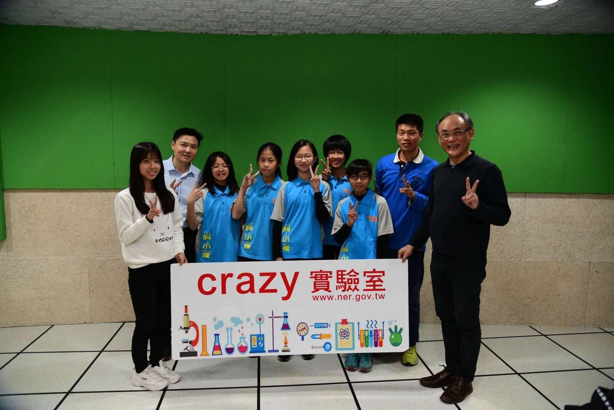 錄音結束團隊與主持人合影留念