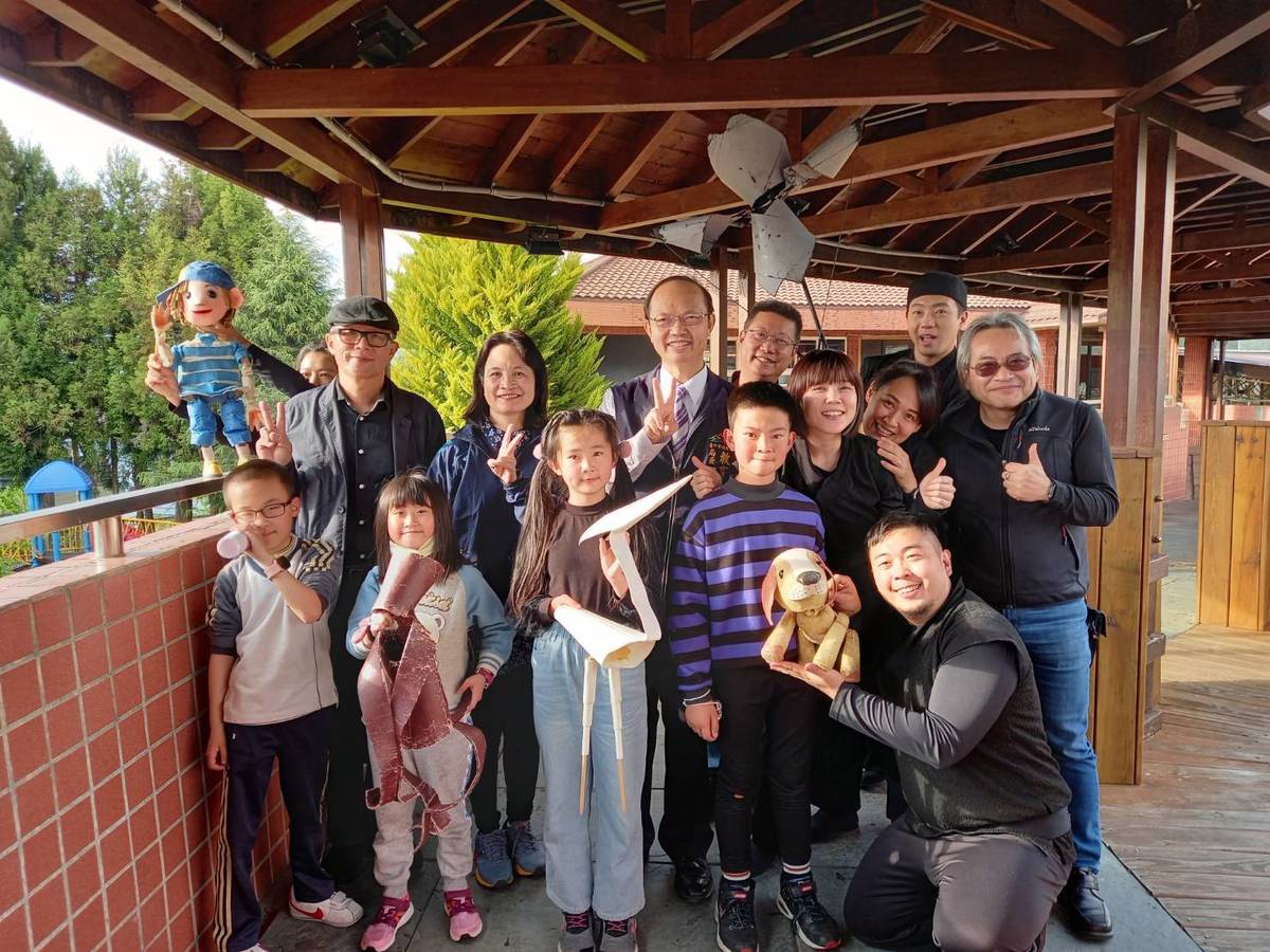 臺中市教育局長楊振昇（後排左三）出席演出（圖片來源：臺中市教育局）