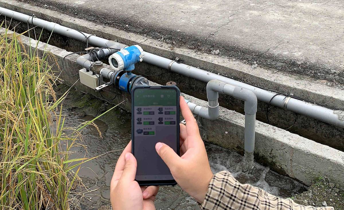 智慧系統讓農民可以利用手機就能遠端掌握田水量（圖片來源：台中農改場提供）