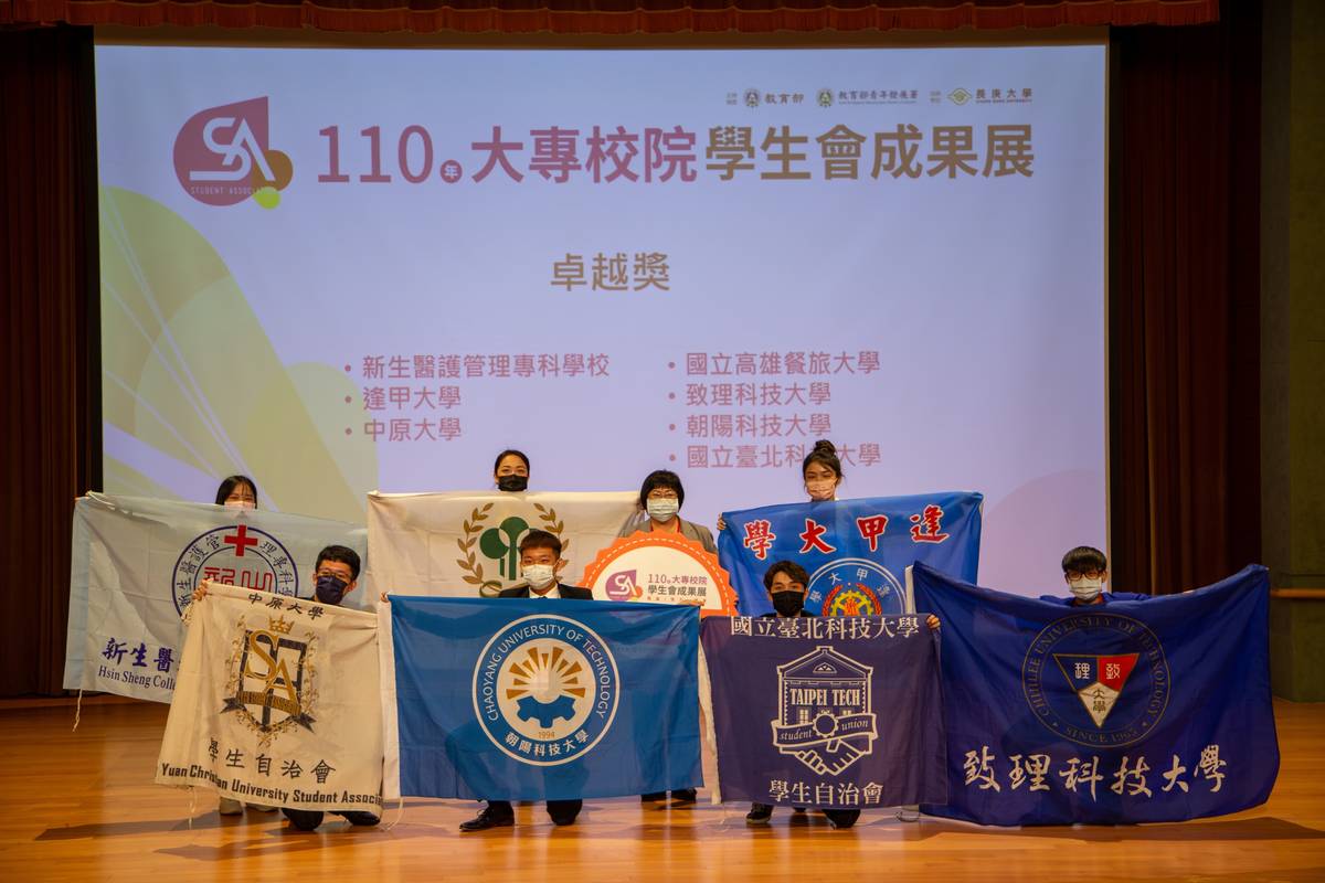 青年署陳雪玉署長與獲獎學生會合照