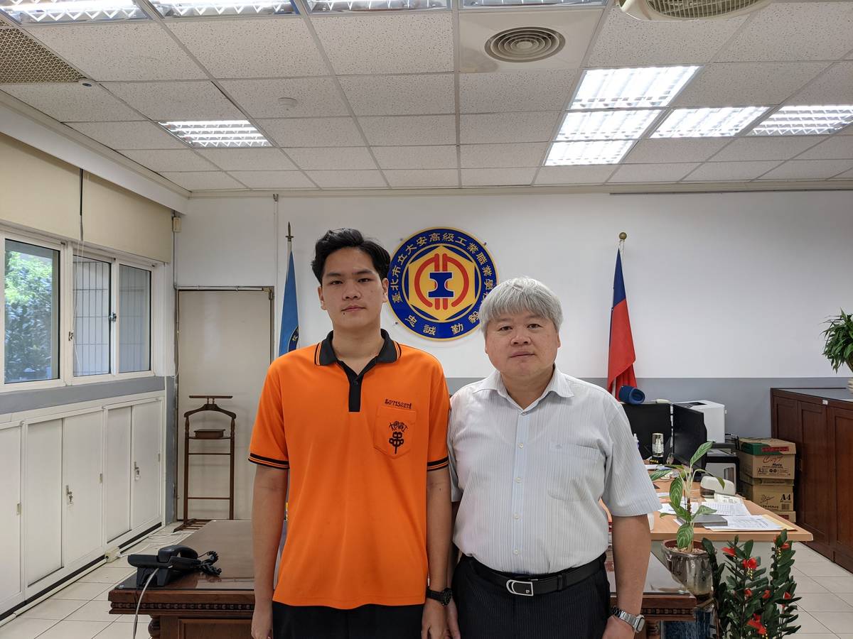 陳崇文老師與柯凱文同學合影