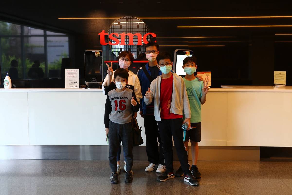 學生參訪獲得「綠色工廠標章」的企業（圖片來源：西屯國小）