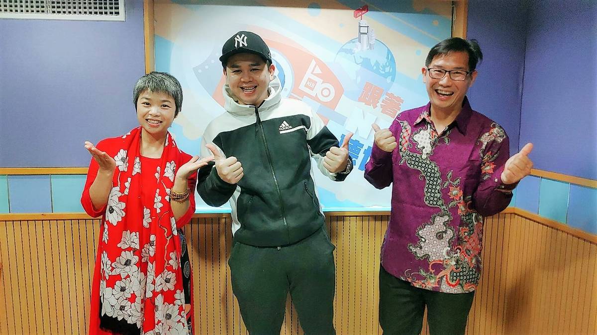 池家瑋先生(中)與主持人喬宇(左)振南