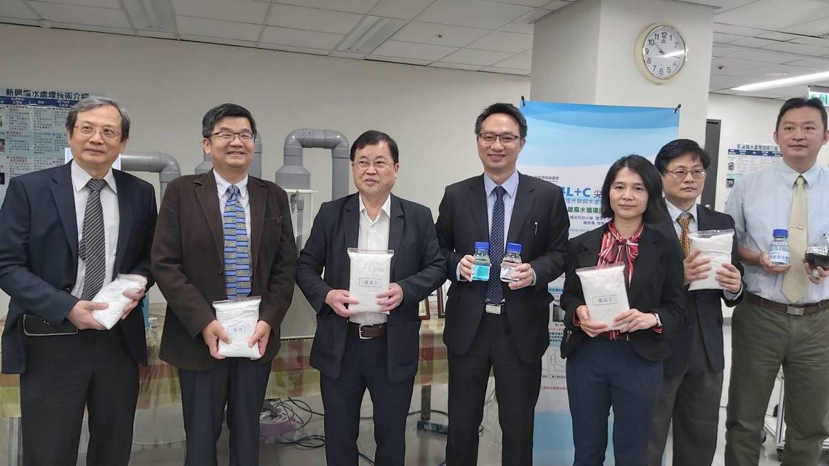 環保署介紹多所大學技術，讓廢水成變黃金，圖為出席者合影。 