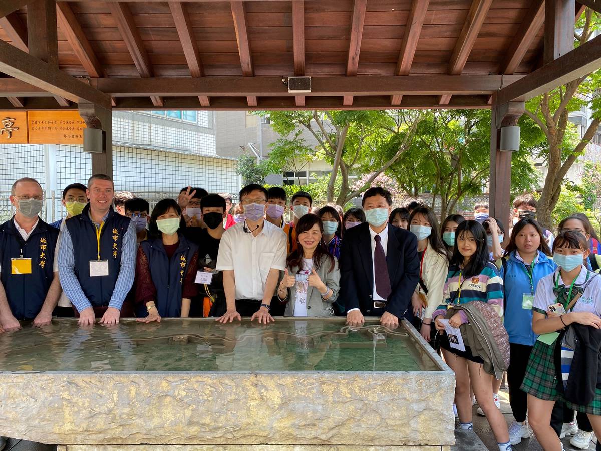新北市教育局結合臺北城市科技大學辦理「外語群」、「商管群」、「家政群」職場英語體驗營，圖為新北投車站手湯雙語導覽。