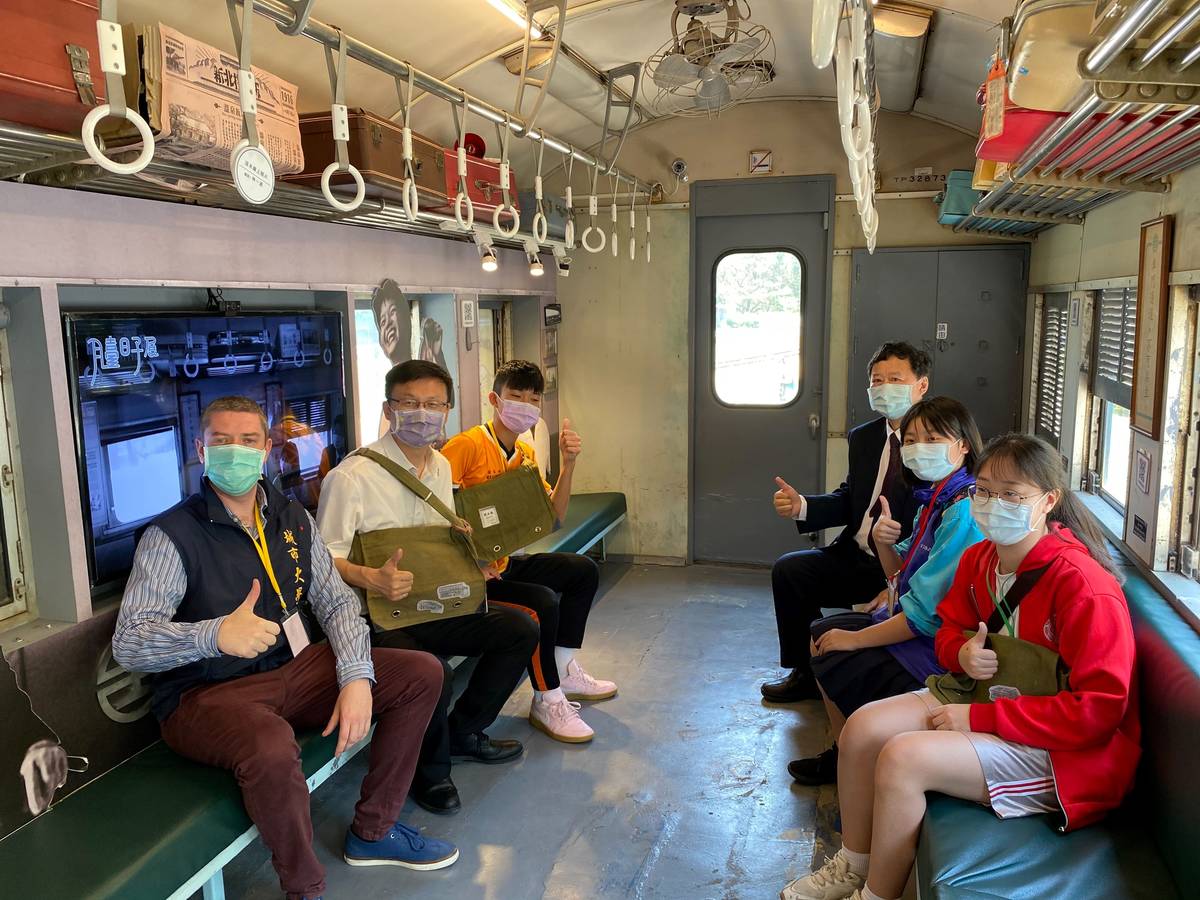 職場英語體驗營至新北投車站等景點進行導覽課程。