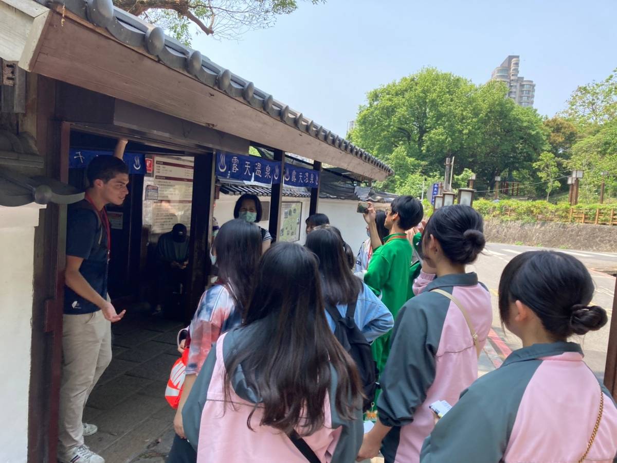 學生練習新北投英語導覽文稿並實地取景拍攝，透過學習單來尋幽訪古，挖掘景點故事。