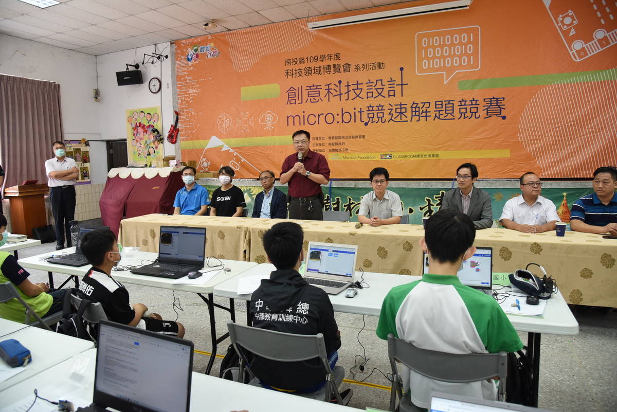 學生準備電腦參與競賽（圖片來源：南投縣教育處）
